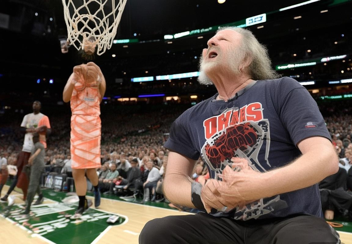 雄鹿队引入触感反馈系统，革新密尔沃基雄鹿队盲人球迷观赛体验，展现体育科技人文关怀